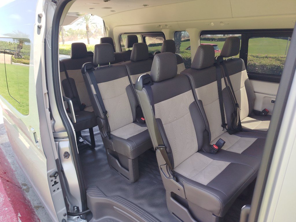 Interior del Toyota Hiace con asientos amplios y cinturones de seguridad.